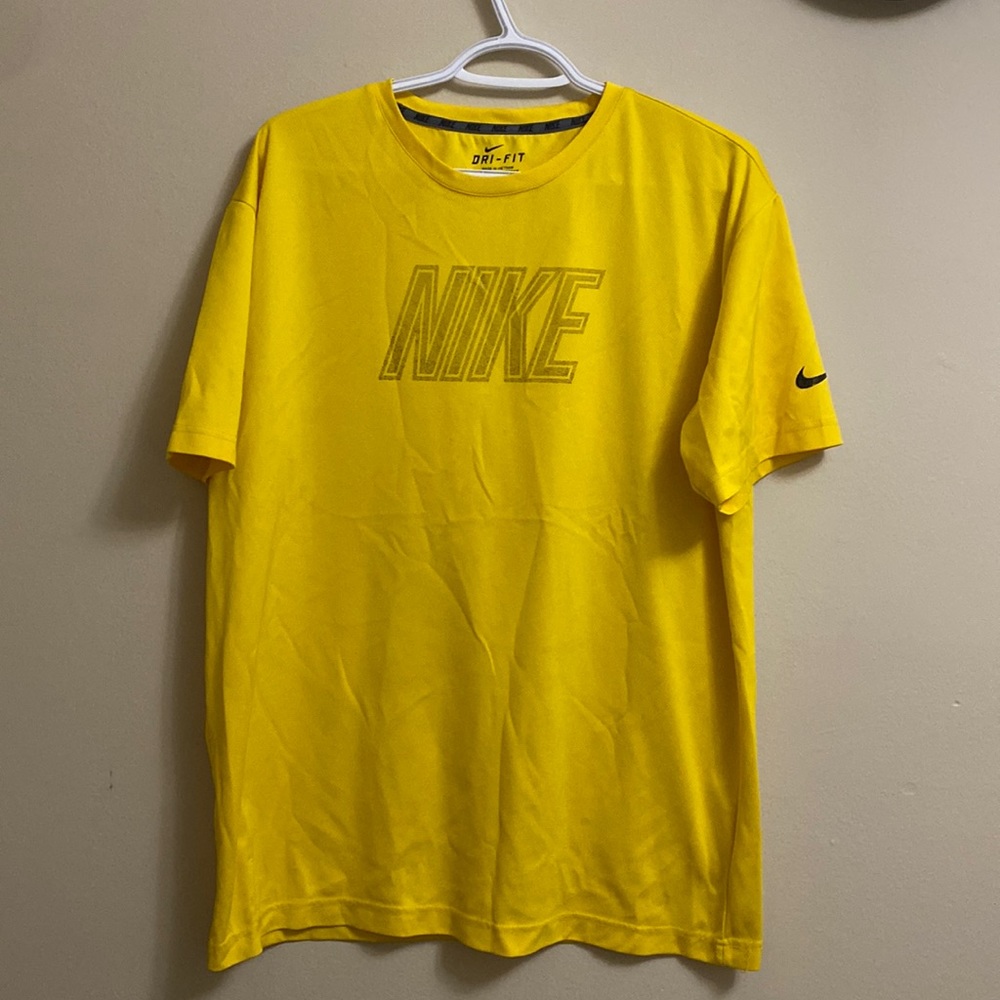 Nike Men’s Athletic Short Sleeve T shirt (L) in Yellow
